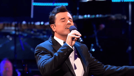 Foto Seth MacFarlane Sedang Menyanyi